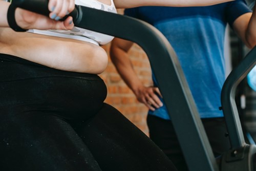 Boj s vysokým cholesterolem začíná změnou životního stylu – omezením příjmu živočišných tuků a zvýšením fyzické aktivity. Foto: Andres Ayrton, Pexels